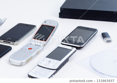 翻蓋手機、USB 和 CD-R 131663937