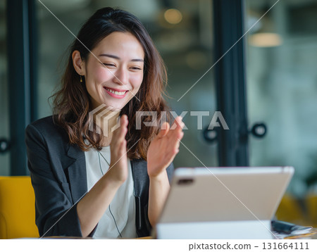 A moment of applause and empathy via tablet A moment of applause and empathy via tablet 131664111