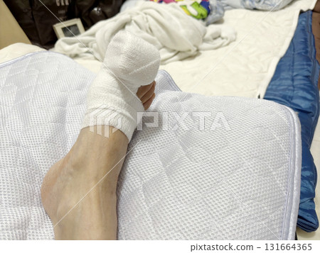 一隻骨折的、纏著繃帶的大腳趾和一個蒲團 一隻骨折的、纏著繃帶的大腳趾和一個蒲團 131664365