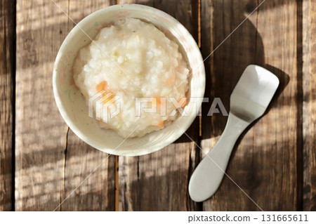 Five-fold rice porridge for babies in the chewing stage - Baby food for 9-month-old babies Five-fold rice porridge for babies in the chewing stage - Baby food for 9-month-old babies 131665611