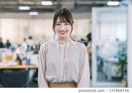 人工智慧產生的圖像：辦公室裡一位年輕女商人的肖像 131666548