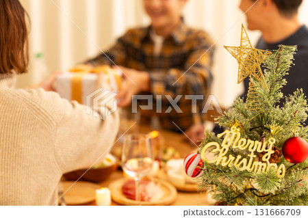 家庭舉辦聖誕聚會 家庭舉辦聖誕聚會 131666709