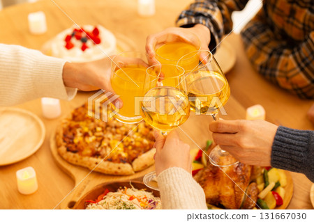 家人在聖誕家庭聚會上舉杯慶祝 家人在聖誕家庭聚會上舉杯慶祝 131667030