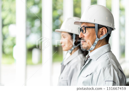 中老年工人 131667459