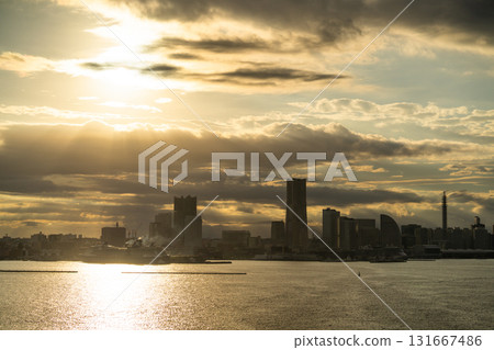 Kanagawa Prefecture: Yokohama cityscape, golden twilight 131667486