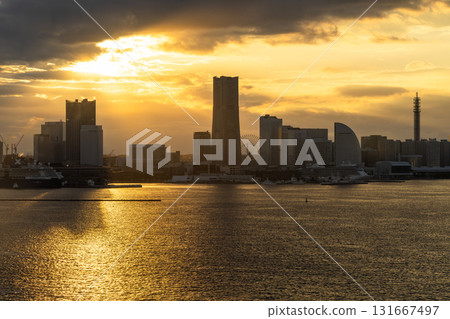 神奈川縣：橫濱城市景觀，金色暮色 131667497