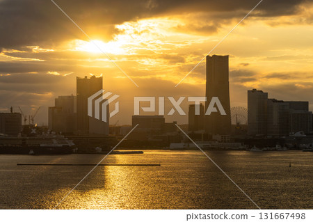 Kanagawa Prefecture: Yokohama cityscape, golden twilight 131667498