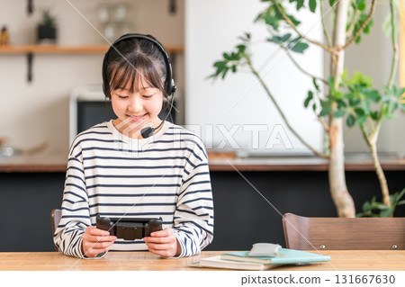 Online games in the living room, elementary school, junior high school, and high school girls playing video games 131667630