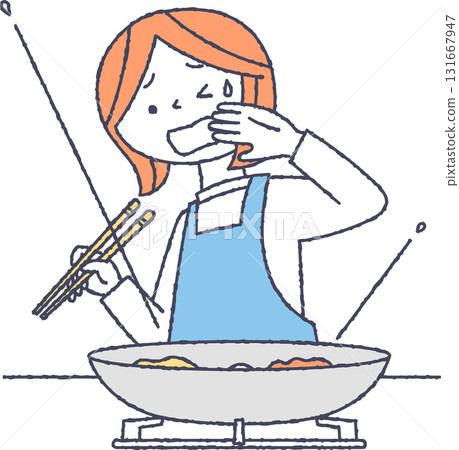 一位女士在做飯時被油濺困擾 一位女士在做飯時被油濺困擾 131667947