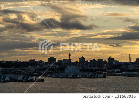 Kanagawa Prefecture: Yokohama cityscape, golden twilight 131668030