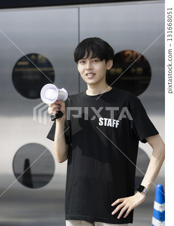 兼職活動工作人員的男子 131668051