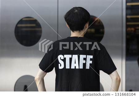 兼職活動工作人員的男子 131668104