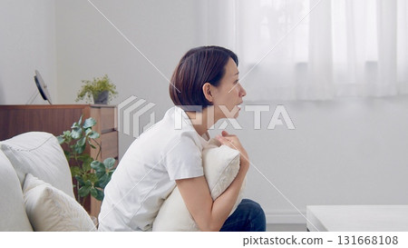 一個女人在看電視 131668108