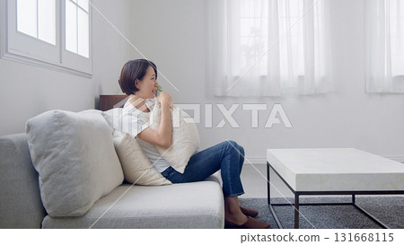 一個女人在看電視 131668115