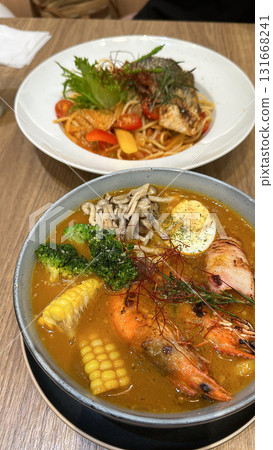 在餐廳兩人一起用餐聚會的照片 131668241