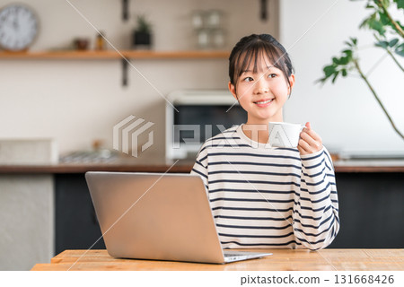 小學和國中女生在家中的客廳或學習角落使用電腦 小學和國中女生在家中的客廳或學習角落使用電腦 131668426