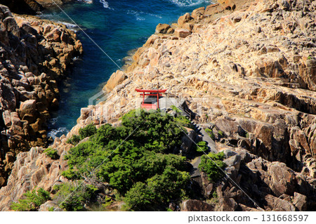 Blue sea and reef 131668597