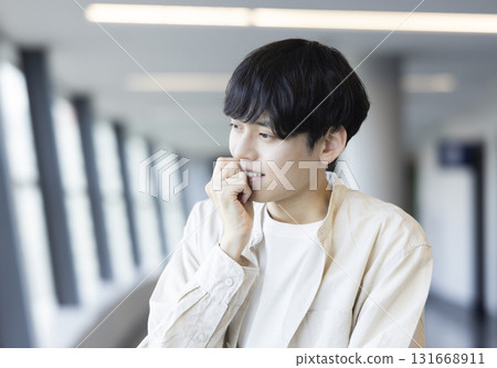 陷入困境的年輕人 131668911
