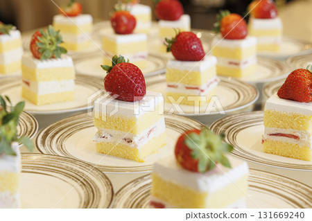 擺在盤子上的脆餅的自助餐形象 131669240