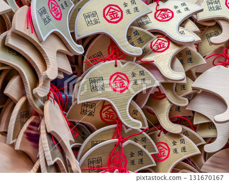 京都禦金神社的銀杏形供奉牌，祈求好運。 131670167