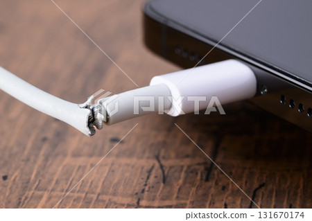 智慧型手機充電線損壞 智慧型手機充電線損壞 131670174