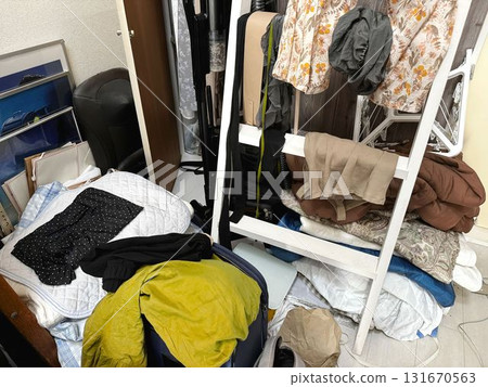 女人凌亂的房間——衣服、梯子等。 女人凌亂的房間——衣服、梯子等。 131670563