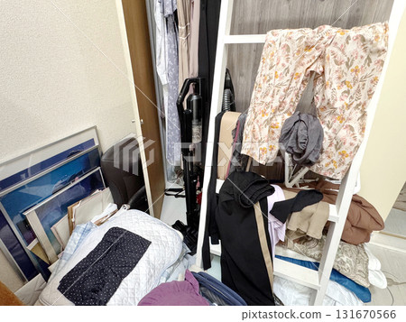 女人的房間裡堆滿了被褥和睡衣 女人的房間裡堆滿了被褥和睡衣 131670566