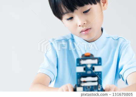 在程式設計學校學習的男孩們 131670805