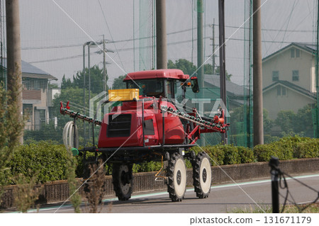 農業機械在農場道路上行駛 農業機械在農場道路上行駛 131671179