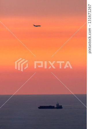 日落天空的船隻和飛機 日落天空的船隻和飛機 131671267