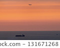 日落天空的船隻和飛機 131671268
