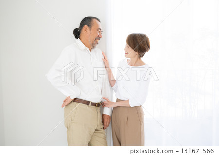 微笑的老年夫婦緊緊站在一起，肖像 131671566