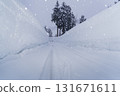 大雪地區的雪牆 131671611