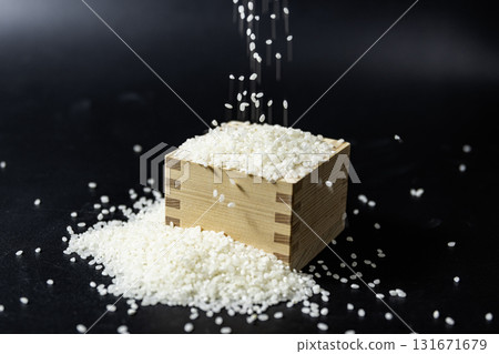 裝在盒子裡的白米飯 裝在盒子裡的白米飯 131671679