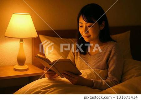 享受閱讀的人們——溫暖的燈光、書籍和秋天的圖像 享受閱讀的人們——溫暖的燈光、書籍和秋天的圖像 131673414