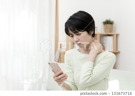 頸部疼痛、頸部疼痛、智慧型手機頸部、頸部僵硬、頸部筆直的婦女 131673718