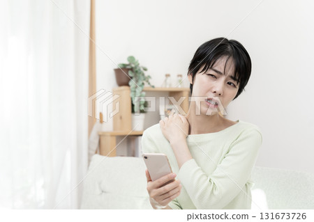 頸部疼痛、頸部疼痛、智慧型手機頸部、頸部僵硬、頸部筆直的婦女 131673726