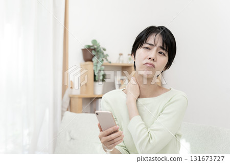 頸部疼痛、頸部疼痛、智慧型手機頸部、頸部僵硬、頸部筆直的婦女 131673727