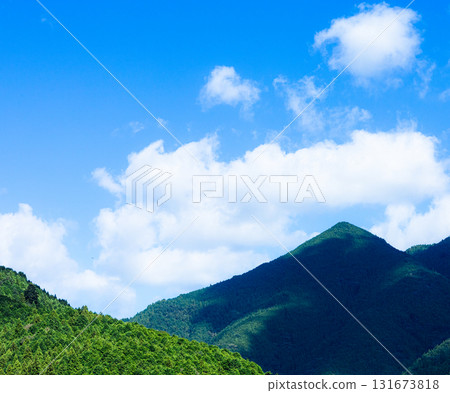 A simple landscape of blue skies and mountains in Kamikawa Town, Hyogo Prefecture 131673818