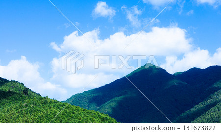 A simple landscape of blue skies and mountains in Kamikawa Town, Hyogo Prefecture A simple landscape of blue skies and mountains in Kamikawa Town, Hyogo Prefecture 131673822