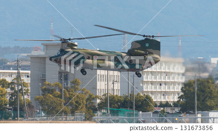 低空飛行的日本航空自衛隊 CH-47J 支奴干直升機 低空飛行的日本航空自衛隊 CH-47J 支奴干直升機 131673856