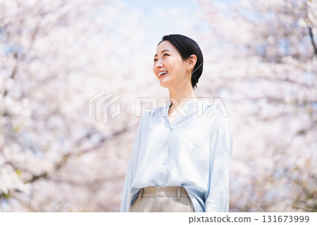 年輕女子仰望櫻花 生活方式圖片 年輕女子仰望櫻花 生活方式圖片 131673999