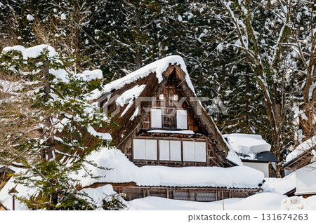 五箇山相倉合掌村的白雪覆蓋的房屋 五箇山相倉合掌村的白雪覆蓋的房屋 131674263