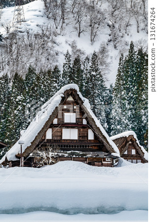 五箇山相倉合掌村的白雪覆蓋的房屋 五箇山相倉合掌村的白雪覆蓋的房屋 131674264