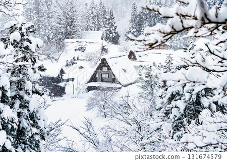 五簇山白雪皚皚的相倉合掌村 131674579