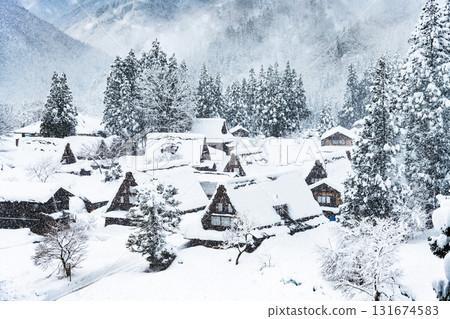 五簇山白雪皚皚的相倉合掌村 131674583
