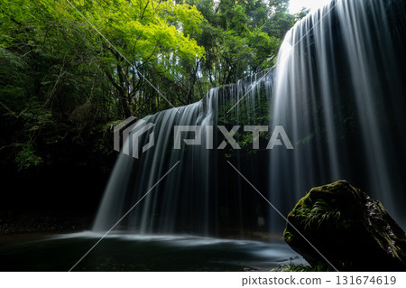 The fantastical Nabegataki waterfall illuminated by light, Aso, Kumamoto The fantastical Nabegataki waterfall illuminated by light, Aso, Kumamoto 131674619