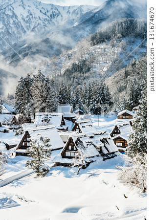 五箇山：晴朗雪天的相倉合掌村 131674670