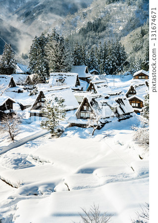 五箇山:晴朗雪天的相倉合掌村 五箇山:晴朗雪天的相倉合掌村 131674671