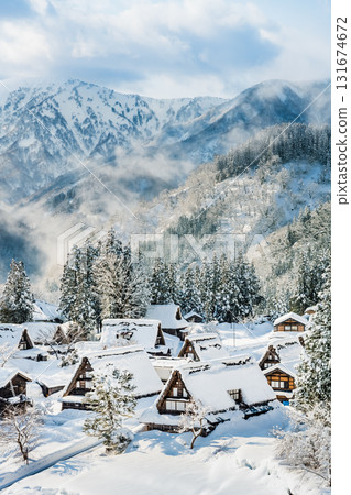 五箇山：晴朗雪天的相倉合掌村 131674672